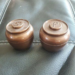 Vintage Plastic Salt & Pepper Shakers Barrels Brown Admiration Made In USA